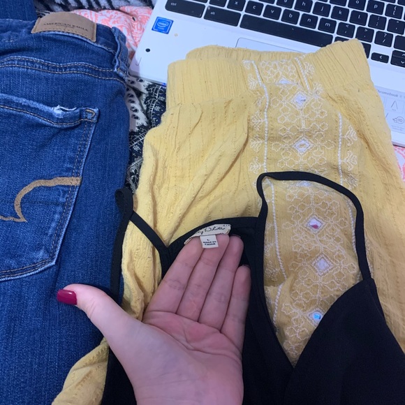 A cute black top with a light opening in front - Picture 3 of 3